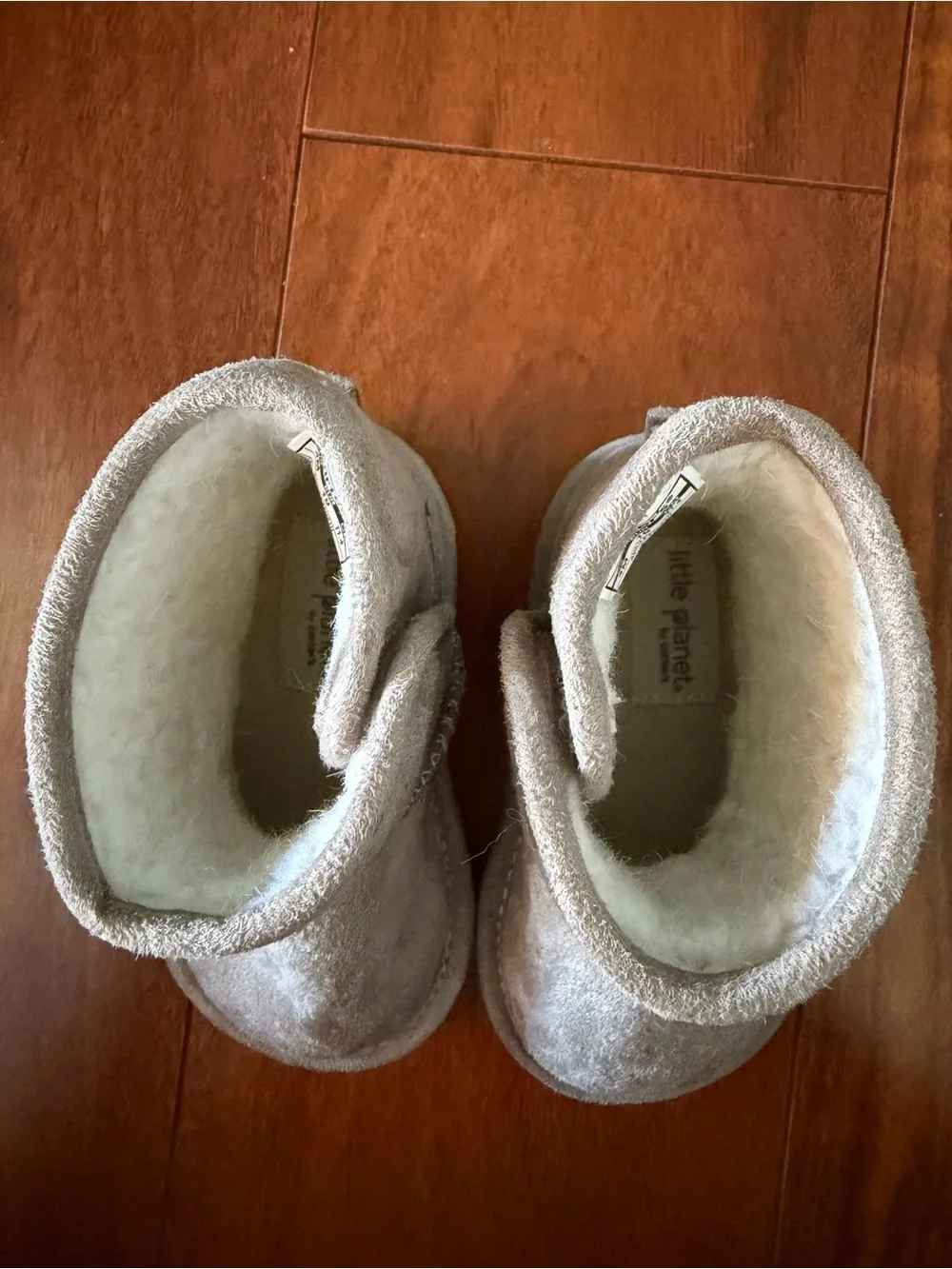 Kids Plush-Lined Boot in Light Gray - Cozy Winter Footwear Size 4